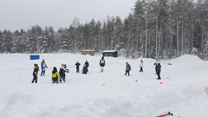Hyvä oli Vierumäen opiskelijoiden johdolla hieman lämmitellä ennen hiihtoa.