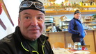 Veli Rautiainen vuonna 2013 Lavazoloppetin hiihtomaisemissa. Taustalla Ilmari Ojanen.