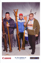 Tässä Veli Rautiainen (vas.), Taisto Kosonen ja Juha Toivonen poseraavat vanhojen suksien kanssa Canonin mainospisteellä kisakeskuksessa Liberecissä.