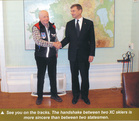 Hannes ja Viron pääministeri Andrus Ansip (kaksin kertainen Masteri) tapasivat vuonna 2011 pääministerin virka-asunnossa. (Kuva Hanneksen kirjasta Cross-country skiing around the World.)