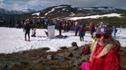 Yleisökin nautti hiihdoista, kuvassa oikealla Inari Uotila. (Kuva Perttu Uotila)
