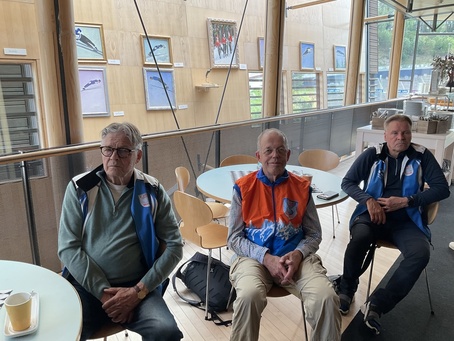 Masterit Erkki Kilpeläinen (vas) Lahdesta, Timo Hakulinen Espoosta ja Jouni Viitamäki Parkanosta olivat tulleet juhlistamaan Juhanin kokoaman näyttelyn avajaisia. (Kuva Pekka Anttonen)